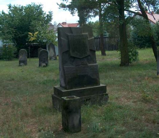 Obelisk w miejscu rozstrzelania w latach 1942-1944 Polaków i Żydów