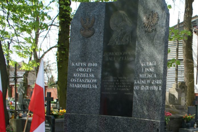 Pomnik Katyński - na starym cmentarzu parafialnym przy ul. Kościuszki.