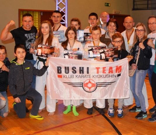 Szczęśliwa drużyna Bushi Team po Mistrzostwach Makroregionu Wschodniego i Międzywojewódzkich Mistrzostwach Młodzików Kyokushin Karate