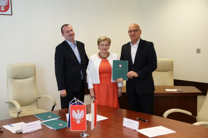 Umowa na dofinansowanie projektu budowy zintegrowanych Sieci Tras Rowerowych podpisana! od lewej Wiesław Raboszuk, Elżbieta Lanc, Zdzisław Lis