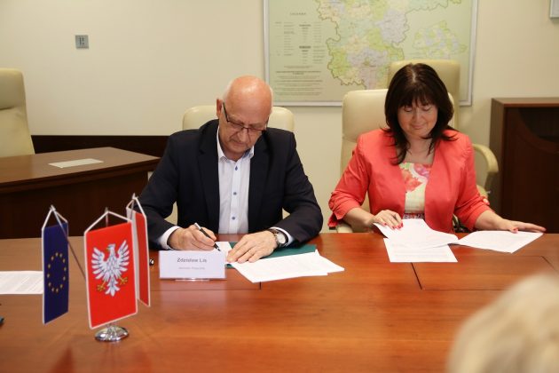 umowę podpisuje Burmistrz UMiG Piaseczno Zdzisław Lis oraz Skarbnik Agnieszka Kowalska