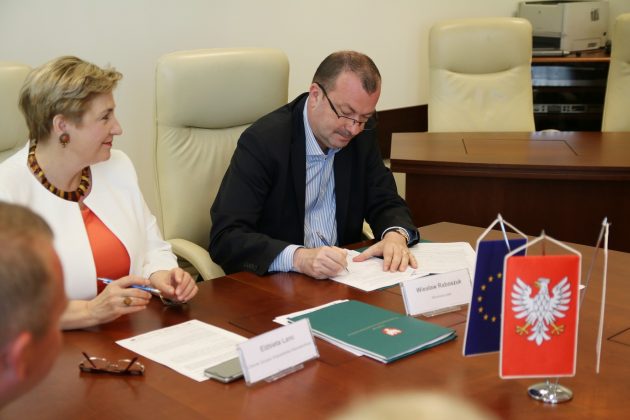 umowę podpisuje wicemarszałek Wiesław Raboszuk oraz członek zarządu WM Elżbieta Lanc