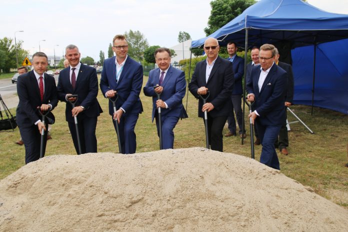 Rusza długo wyczekiwany remont DW 721 w Piasecznie Wbicie łopaty pod drogę 721