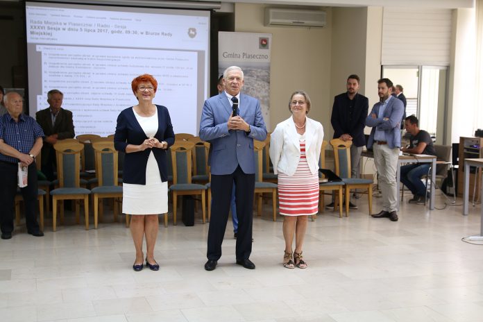 Prezydium Piaseczyńskiej Rady Seniorów na sesji Rady Miejskiej Prezydium Piaseczyńskiej Rady Seniorów: Lucyna Domańską – Włodarczyk, Piotr Jakubowski, Bożenna Papaj , foto. Anna Grzejszczyk