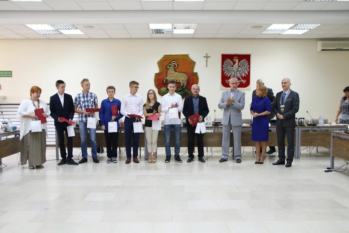 Stypendyści wyróżnieni podczas sesji Rady Miejskiej stypendyści Burmistrza
