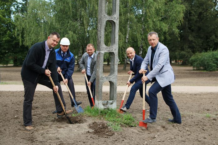 Starosta Wojciech Ołdakowski, Wiceburmistrz Daniel Putkiewicz, Wicestarosta Arkadiusz Strzyżewski, Członek Zarządu Powiatu Piaseczyńskiego Ksawery Gut oraz Dyrektor Rejonu Energetycznego Jeziorna PGE Dystrybucja S.A. Tomasz Moczulski żegnają stare elementy zrewitalizowanego parku.