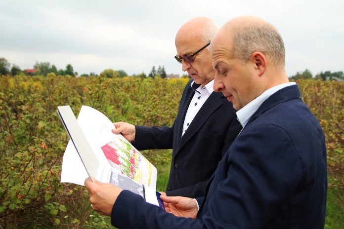 Burmistrz Zdzisław Lis oraz Wiceburmistrz Daniel Putkiewicz oglądają pozyskany grunt - foto.Anna Grzejszczyk