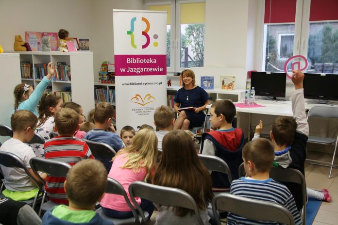 Wiceburmistrz zaczytała się w Jazgarzewie Wiceburmistrz czyta dzieciom