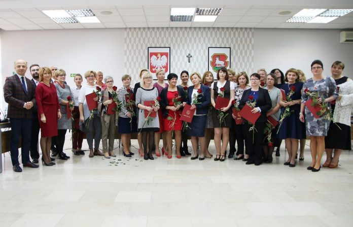 Nagrody dla nauczycieli wspólne zdjęcie na sesji