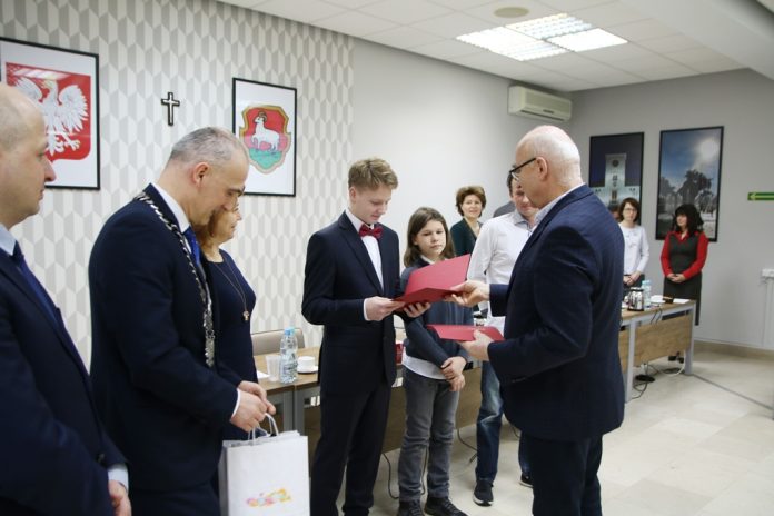 Uhonorowani tenisiści z władzami Gminy Piaseczno, foto Anna Grzejszczyk