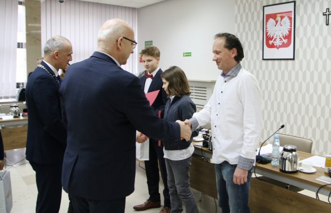 Burmistrz gratuluje trenerowi Mario Trnovsky'emu, foto Anna Grzejszczyk