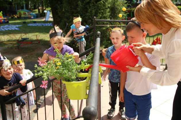 Dzieci z Przedszkola nr 4 wraz z panią wiceburmistrz Hanną Kułakowską-Michalak dbają o rośliny miododajne. Foto Anna Grzejszczyk