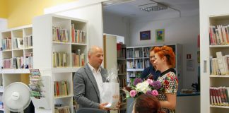 I Zastępca Burmistrza - Daniel Putkiewicz złożył życzenia wszystkim pracownikom biblioteki
