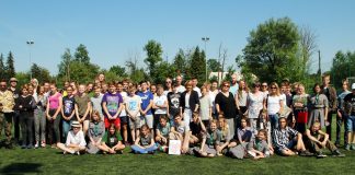 Zdjęcie grupowe uczestników historycznej gry terenowej "Tu, gdzie żyję" - foto: Marcin Borkowski