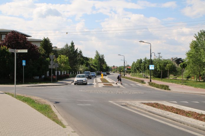 Minirondo przy skrzyżowaniu ulic Cyraneczki z Wilanowską w Józefosławiu - foto: Łukasz Wyleziński