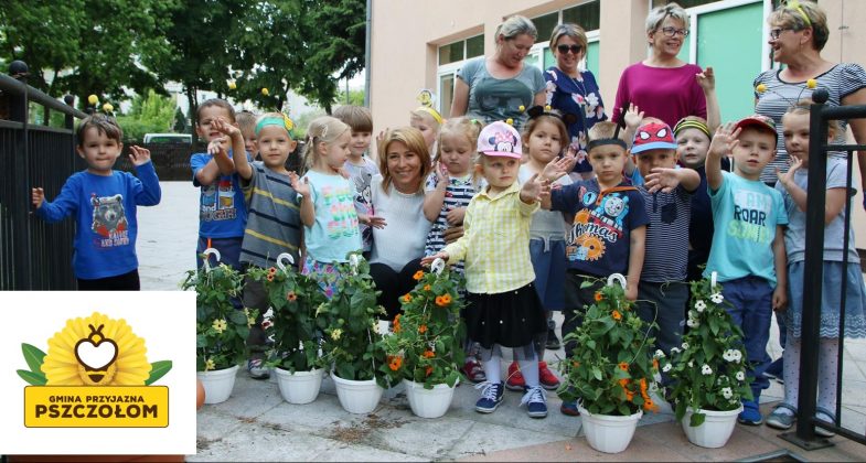 Dzieci z Przedszkola nr 4 przy ul. Fabrycznej posadziły w maju 2018 r. rośliny miododajne, foto Anna Grzejszczyk
