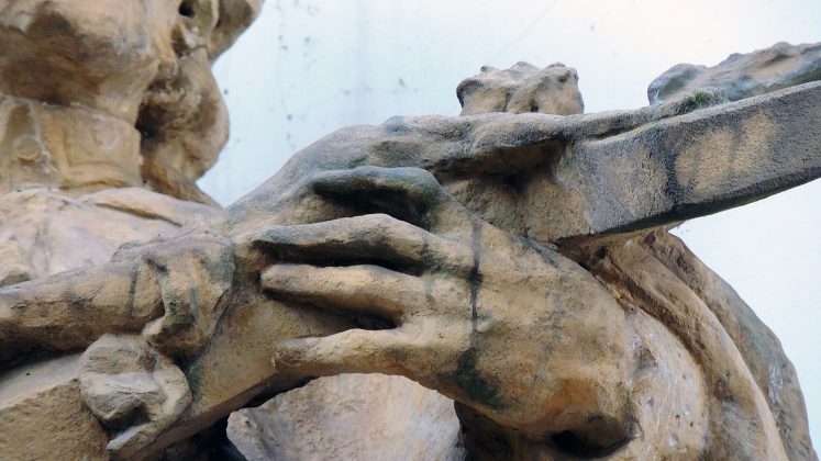 Dłonie figury św. Jana Nepomucena, charakterystyczny dla rzeźbiarza układ długich palców. Fot: Małgorzata Szturomska
