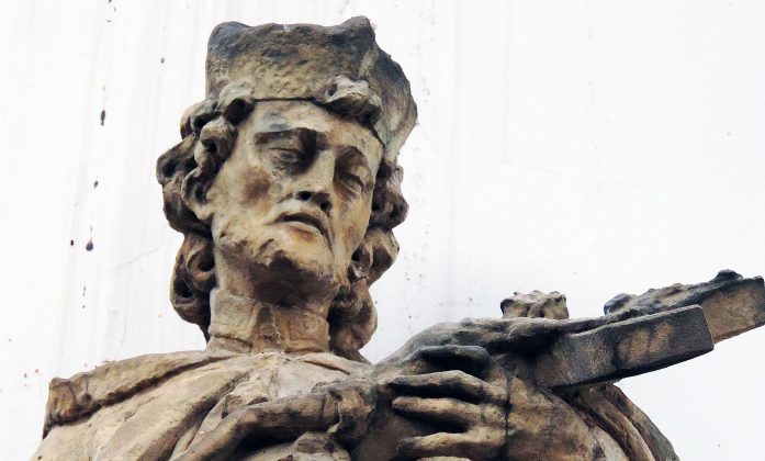 Piękna twarz figury św. Jana Nepomucena z lekkim zarostem, na głowie biret. Fot: Małgorzata Szturomska