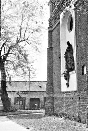 Zdjęcie z lat 70. XX w. Ściana wschodnia kościoła w Piasecznie. Fot: Jacek Mrówczyński