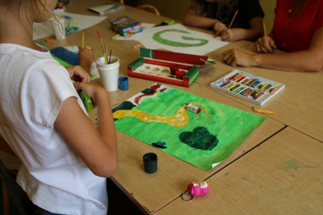 Lato w mieście - zajęcia plastyczne w szkole w Chylicach. Foto: Małgorzata Idaczek