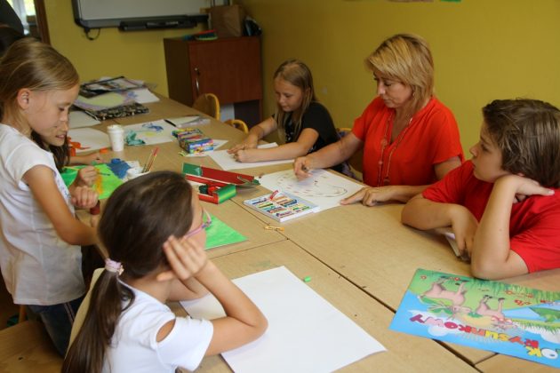 Lato w mieście - zajęcia plastyczne w szkole w Chylicach. Foto: Małgorzata Idaczek