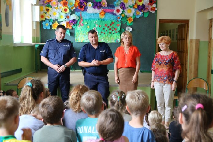 Lato w mieście - zajęcia z Policjantami o bezpiecznych zachowaniach w wakacje, przeprowadzone w szkole w Chylicach. Foto: Małgorzata Idaczek