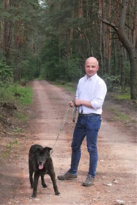 Z psim emerytem Amorem na spacerze był wiceburmistrz Daniel Putkiewicz. Foto: wolontariusze
