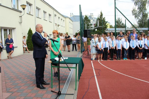 Wiceburmistrz Daniel Putkiewicz wita uczniów szkoły w Chylicach