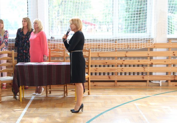 Wiceburmistrz Hanna Kułakowska-Michalak podczas rozpoczęcia roku szkolnego w Złotokłosie