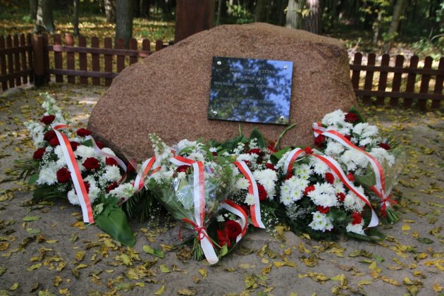 Uroczystość poświęcenia pomnika w Pilawie. Foto: M. Idaczek