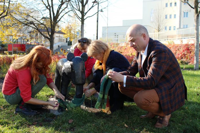 Kolorowo, włóczkowo, szalikowo – yarnbombing w Piasecznie