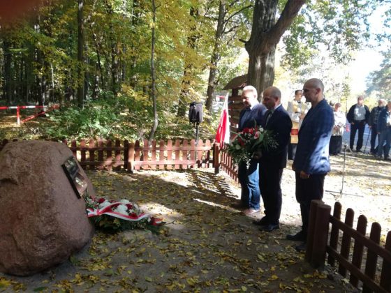 Uroczystość poświęcenia pomnika w Pilawie. Foto: M. Idaczek