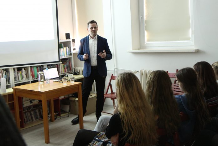 Poznaj zawód – Jak pracuje Biuro Promocji i Informacji? lekcja z kierownikiem Biura Promocji