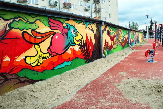 Pomalowana ściana przy placu zabaw Fabryczna w Piasecznie