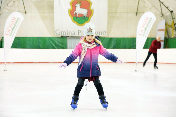 Zdjęcia z otwarcia lodowiska w Piasecznie (sezon 2018-2019)