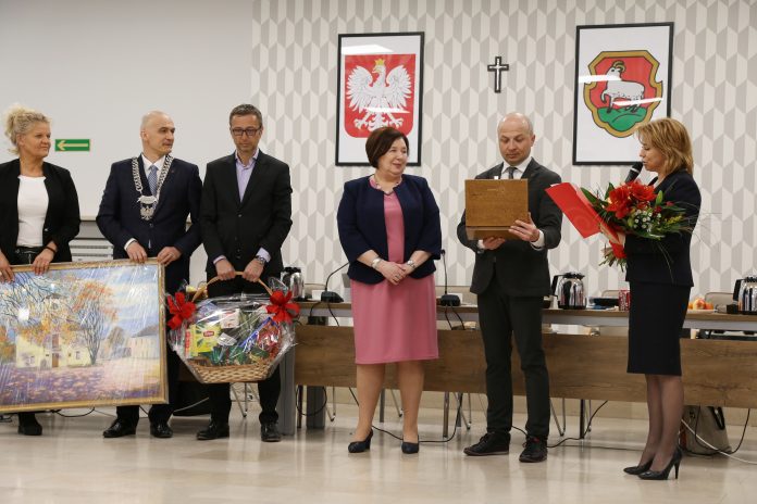Podziękowania dla odchodzącej na emeryturę Dyrektor MGOPS