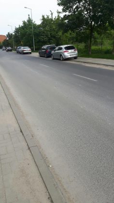 Niezgodne z przepisami parkowanie na chodniku -ul. Jarząbka, foto: Michał Baran