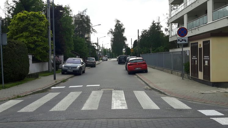 Przykład niewłaściwego parkowania w Piasecznie, foto: Michał Baran