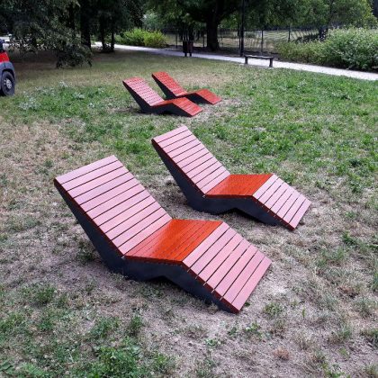 Leżaki miejskie w Parku przy Ogrodowej w Józefosławiu