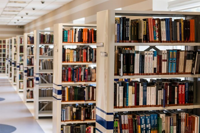 Zapełnij bibliotekę szkolną w CEM biblioteka