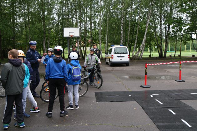 Straż Miejska z miasteczkiem rowerowym podczas egzaminu na kartę rowerową