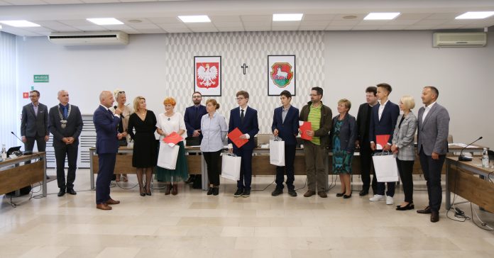 Burmistrz przyznał stypendia naukowe stypendyści