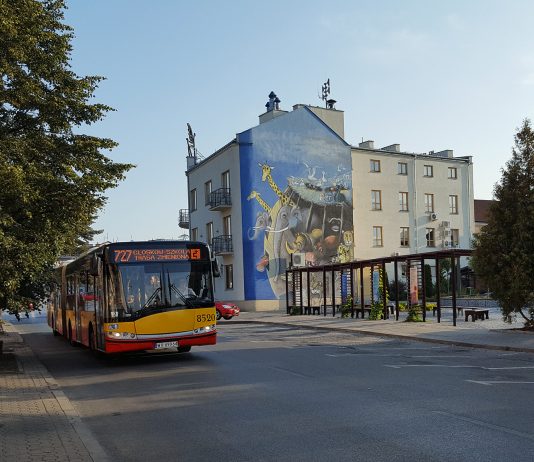 Autobus 727 na ul. Kościuszki w Piasecznie