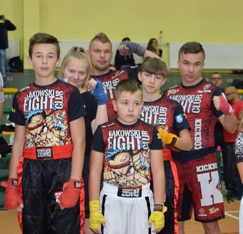 Zawodnicy Axendor Kickboxing Team Bąkowski Fight Club z medalami