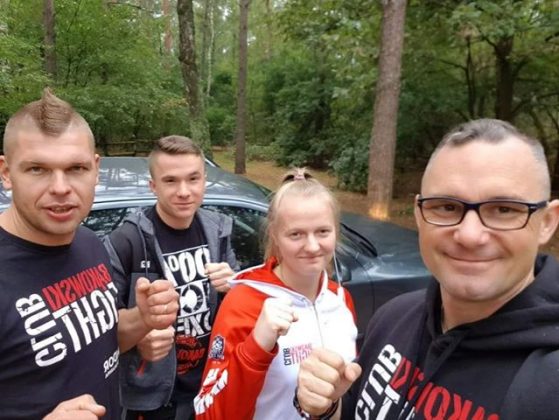 Zawodnicy Axendor Kickboxing Team Bąkowski Fight Club z medalami