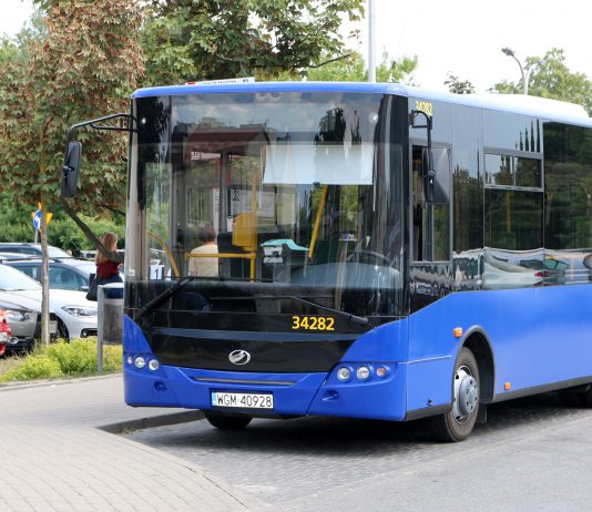 Autobus L - elka autobus na parkingu w Piasecznie