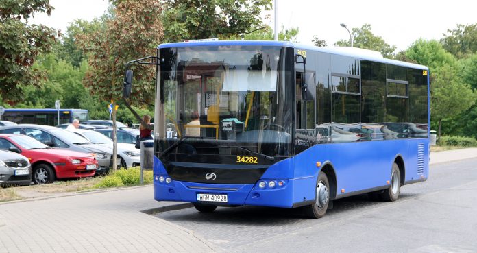 Autobus L - elka autobus na parkingu w Piasecznie