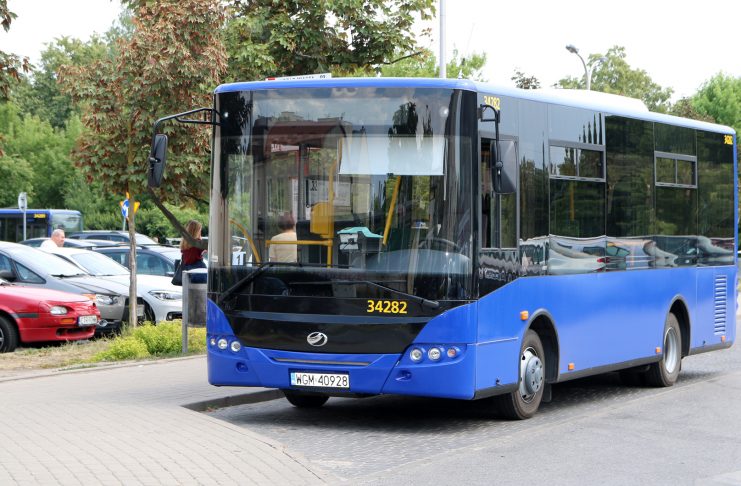 Autobus L - elka autobus na parkingu w Piasecznie