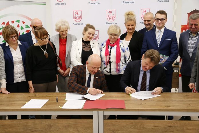 Dzienny dom pobytu seniora w Piasecznie – podpisanie umowy podpisanie umowy, foto Anna Grzejszczyk
