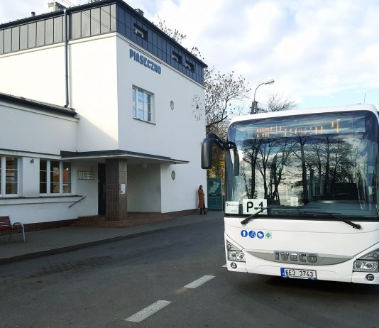 Autobus P-1 przy PKP Piaseczno